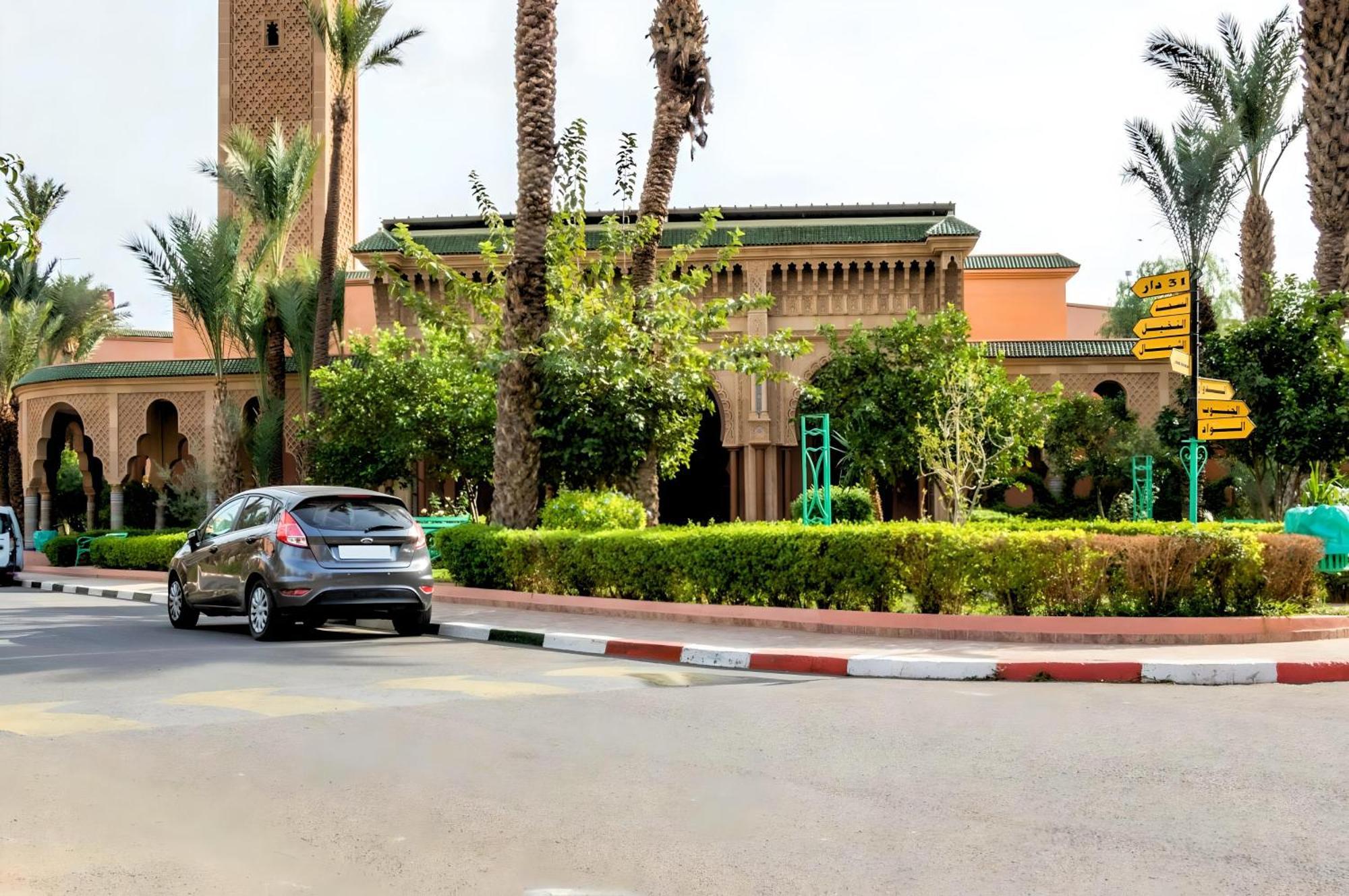 Tres Beau Riad A Marrakech Avec Piscines Marrakesh Exterior photo